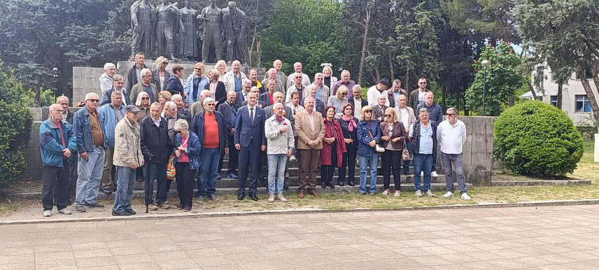 TРЕБИЊЕ, 9. МАЈА /СРНА/ - Делегације града Требиња, Градског одбора СУБНОР-а, Социјалистичке партије и Конзуларне канцеларије Србије данас су положиле цвијеће на споменик палим борцима у борби против фашизма 1941-1945. године у градском парку, поводом 9. маја, Дана побједе над фашизмом.