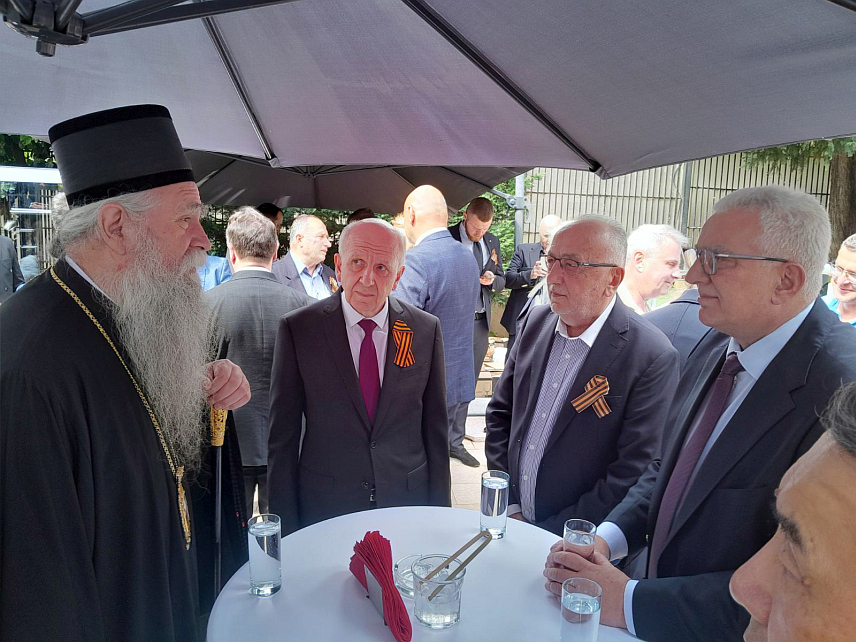 ПОДГОРИЦА, 9. МАЈА /СРНА/ - Свечаном пријему у Амбасади Руске Федерације у Подгорици поводом Дана побједе присуствовали су митрополит црногорско-приморски Јоаникије и свештенство СПЦ, предсједник Скупштине Андрија Мандић, лидер ДНП-а Милан Кнежевић, представници политичких партија, јавног и културног живота, дипломатског кора, те борачких организација.