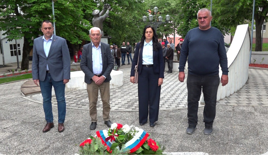 ПРЊАВОР, 9. МАЈА /СРНА/ – У Прњавору су данас, поводом Дана побједе над фашизмом, положени вијенци код спомен-биста народним херојима НОР-а, споменика погинулим борцима и жртвама фашистичког терора, као и код споменика јунацима из Одбрамбено-отаџбинског рата.