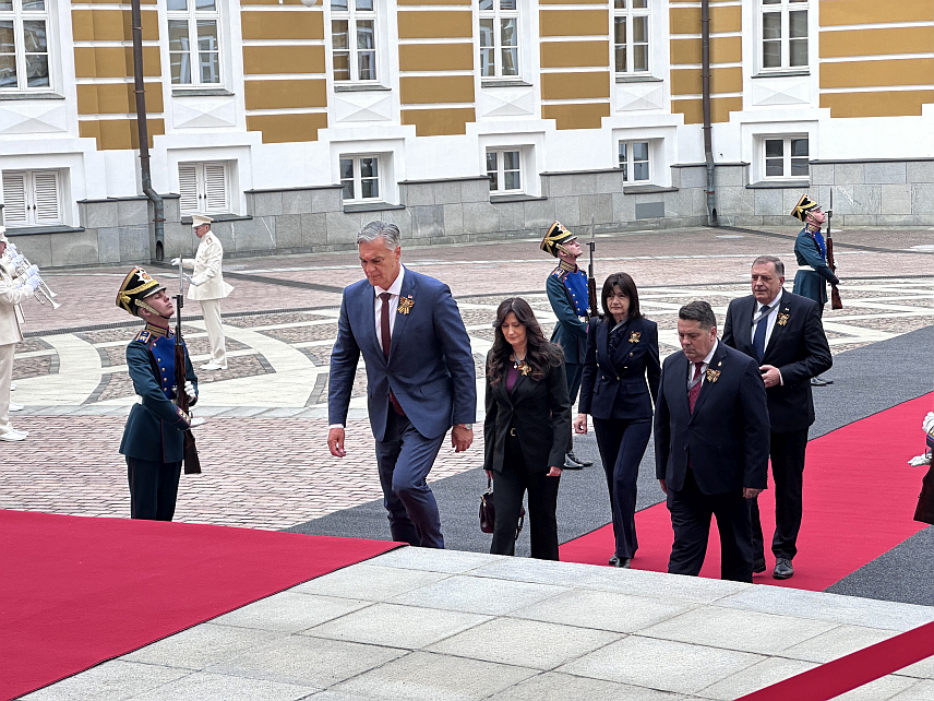 МОСКВА, 9. МАЈА /СРНА/ - Предсједник Народне скупштине Републике Српске Ненад Стевандић и предсједник СНСД-а Милорад Додик јутрос су били на поздраву код руског предсједника Владимира Путина у Кремљу. Први страни званичник код Путина је био предсједник Републике Српске Синиша Каран.