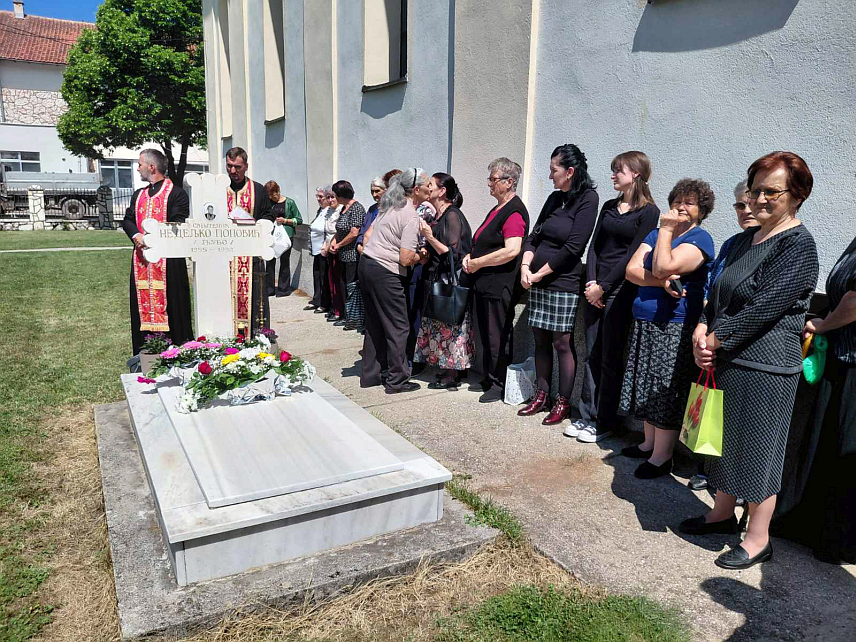 ТРНОВО, 10. ЈУНА /СРНА/ - У порти храма Светог великомученика Геогрија у Трнову данас је служен парастос за свештеника Недељка Поповића којег су прије 34 године звјерски убили припадници такозване Армије БиХ.
