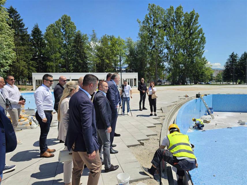 ИСТОЧНО НОВО САРАЈЕВО, 10. ЈУНА /СРНА/ - Предсједник СНСД-а Милорад Додик посјетио је данас мјесто изградње базена у Источном Новом Сарајеву и поручио да је напредак у овом дијелу Републике Српске видљив, као и да је Источно Сарајево срце Српске.