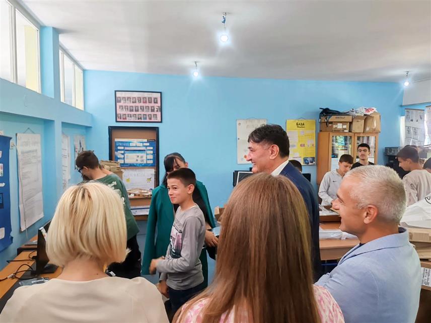 НОВИ ГРАД, 12. ЈУНА /СРНА/ - Кабинет предсједника Републике Српске донирао је данас 10 рачунара и један пројектор за Основну школу /ОШ/ "Свети Сава" у Новом Граду.