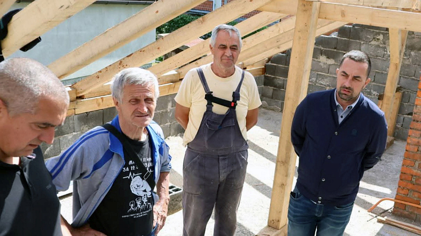 ДОБОЈ, 12. ЈУНА /СРНА/ - У току је реконструкција крова на кући ратног војног инвалида прве категорије Ратка Мијатовића у добојском насељу Велика Буковица за коју су 10.000 КМ обезбиједиле Борачка организација Добој и Градска управа.