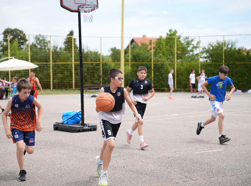 БИЈЕЉИНА, 13. ЈУНА /СРНА/ - Фестивал кошарке у Бијељини окупио је данас више од 700 дјечака и дјевојчица из Републике Српске, Федерације БиХ, Брчко дистрикта и Србије.