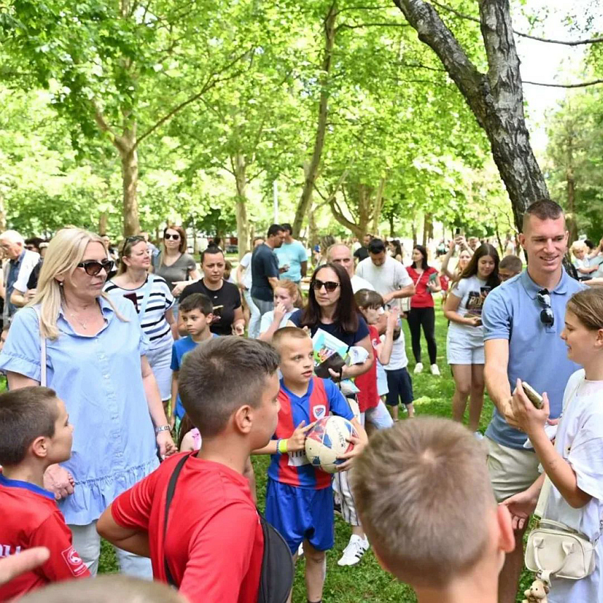 БАЊАЛУКА, 14. ЈУНА /СРНА/ - Крфска улица у Бањалуци обиљежила је данас 40 година постојања и тим поводом велики број дјеце, родитеља, бака и дека уживали су у бројним садржајима организованим тим поводом.