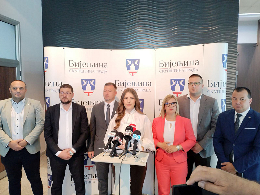 БИЈЕЉИНА, 15. ЈУНА /СРНА/ - Клуб одборника СНСД у Бијељини упозорио је данас да је недопустиво да градоначелник и Градска управа не достављају материјале у скупштинску процедуру и тиме онемогућавају рад одборницима да доносе одлуке у корист суграђана.