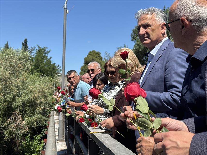 МОСTАР, 15. ЈУНА /СРНА/ - Служењем помена у Саборном храму Свете Tројице у Мостару и бацањем цвијећа у ријеку Буну данас су обиљежене 34 године од егзодуса српског народа из Мостара и долине Неретве, када је страдало 431 лице, више од 30.000 људи напустило своје домове, а овај храм запаљен.