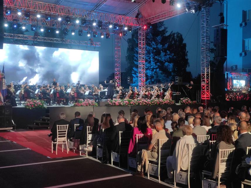 БАЊАЛУКА, 16. ЈУНА /СРНА/ - На платоу Филозофског факултета Универзитета у Бањалуци одржан је годишњи концерт "Поклон Републици" на којем је готово стотину умјетника извело програм који је обиљежио завршетак још једне успјешне академске године и потврдио снажну везу Универзитета, културе и друштвене заједнице.