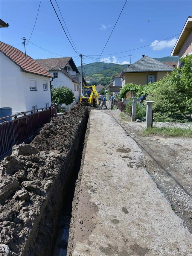 ВИШЕГРАД, 18. ЈУНА /СРНА/ - У насељу Главица у Вишеграду почелa je реконструкцијa водоводне мреже у вриједности 118.000 КМ са ПДВ-ом, а инвеститор је општина.