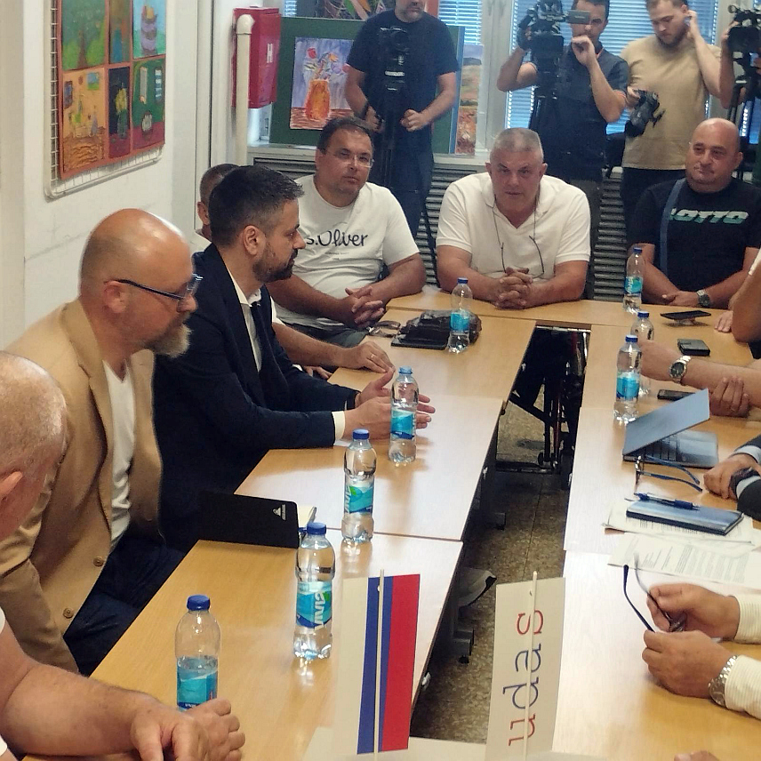 БАЊАЛУКА, 19. ЈУНА /СРНА/ - Министар финансија и трезора у Савјету министара Срђан Амиџић на састанку са представницима Организације ампутираца УДАС Републике Српске.