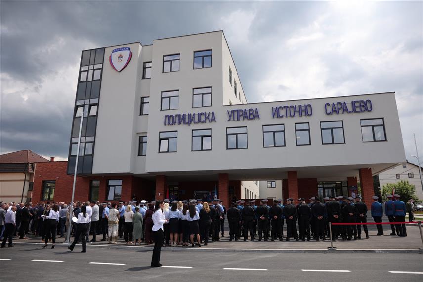 ПАЛЕ, 19. ЈУНА /СРНА/ - На Палама је почела церемонија поводом отварања новог објекта Полицијске управе Источно Сарајево, а начелник Бранимир Шеховац дочекао је највише руководство Републике Српске.