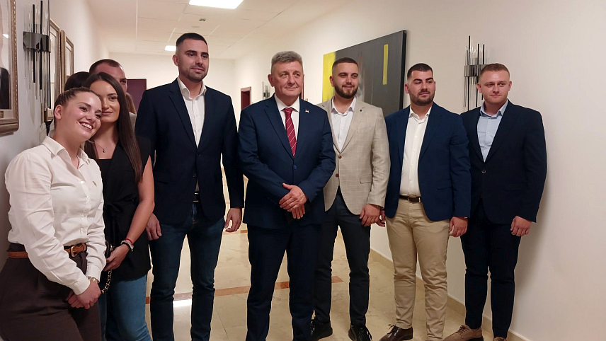 ИСТОЧНО НОВО САРАЈЕВО, 19. ЈУНА /СРНА/ - Министар за научнотехнолошки развој и високо образовање Републике Српске Драга Мастиловић присуствовао је Конститутивној сједници на којој је за предсједника Уније студената Републике Српске изабран Никола Лапчевић, студент прве године другог циклуса студија Филозофског факулета Универзитета у Источном Сарајеву.