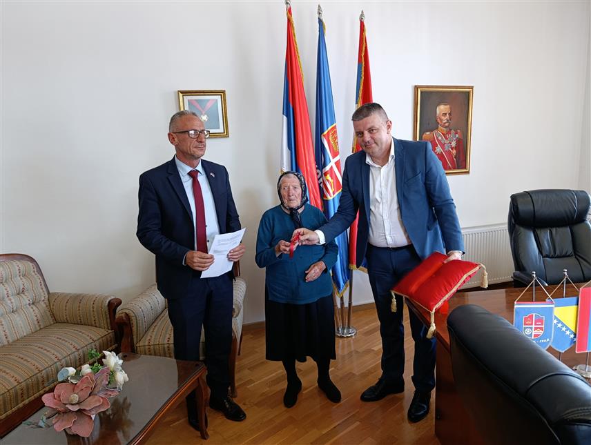 МРКОЊИЋ ГРАД, 19. ЈУНА /СРНА/ - Министар рада и борачко-инвалидске заштите Републике Српске Радан Остојић уручио је данас у Мркоњић Граду рјешење о додјели стамбене јединице супрузи погинулог борца Јели Стојичић.
