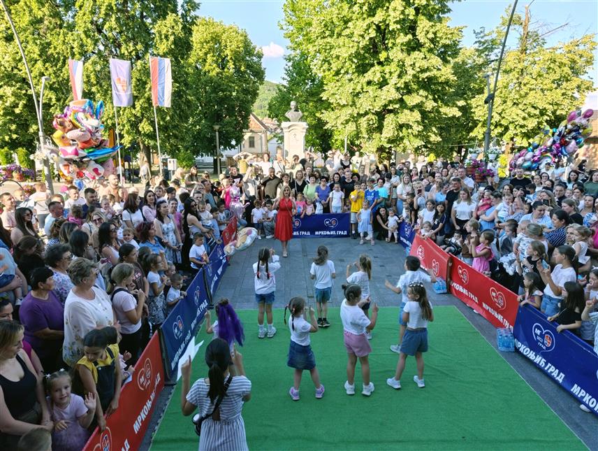 МРКОЊИЋ ГРАД, 19. ЈУНА / СРНА/ - У Мркоњић Граду вечерас је одржана "Конференција беба" која је окупила 102 учесника.