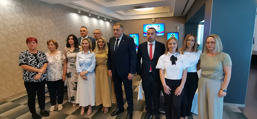 ДОБОЈ, 21. ЈУНА /СРНА/ - У Добоју су данас потписани први уговори о запошљавању са лицима из категорије породица погинулих бораца са подручја града. Уговори су потписани у присуству предсједника Владе Републике Српске Саве Минића, министра рада и борачко-инвалидске заштите Радана Остојића, министра пољопривреде, шумарства и водопривреде Анђелке Кузмић и предсједника Милорада Додика.