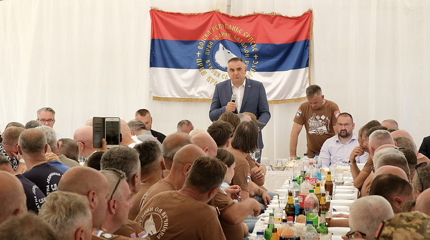 ПРЊАВОР, 21. ЈУНА /СРНА/ - Предсједник Владе Републике Српске Саво Минић на Вучијаку код Прњавора гдје је данас обиљежено 35 година од формирања јединице "Вукови с Вучијака".