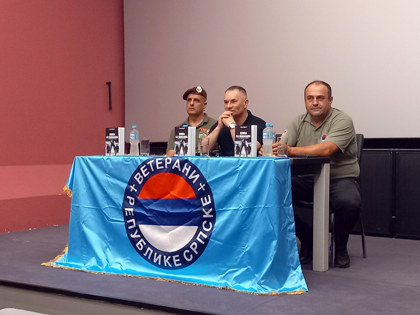 ПРИЈЕДОР, 22. ЈУНА /СРНА/ - Књига "Екипа са маказама" аутора Саше Шајкића промовисана је вечерас у Приједору у оквиру обиљежавања 27 година од битке на Кошарама у одбрани Косова и Метохије 1999. године.