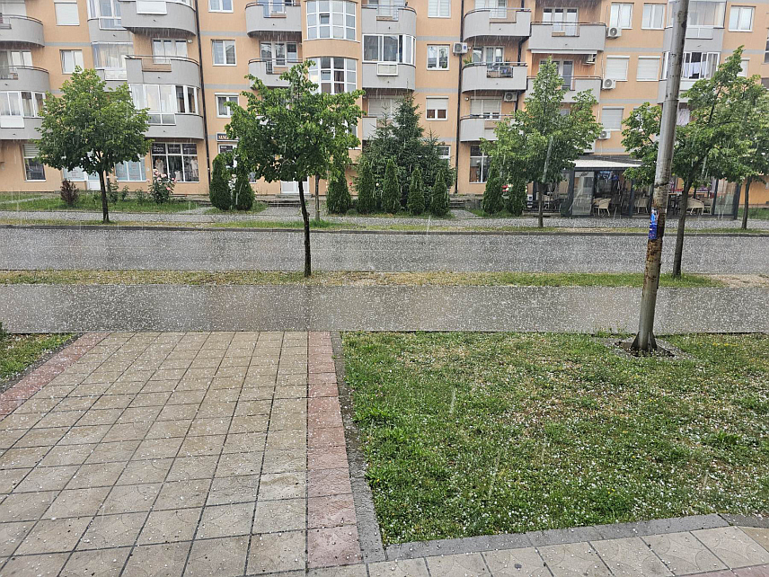 ИСТОЧНО САРАЈЕВО, 24. ЈУНА /СРНА/ - Јако невријеме праћено грмљавином, обилном кишом и градом величине љешника погодило је данас подручје општина Источно Ново Сарајево и Источна Илиџа.