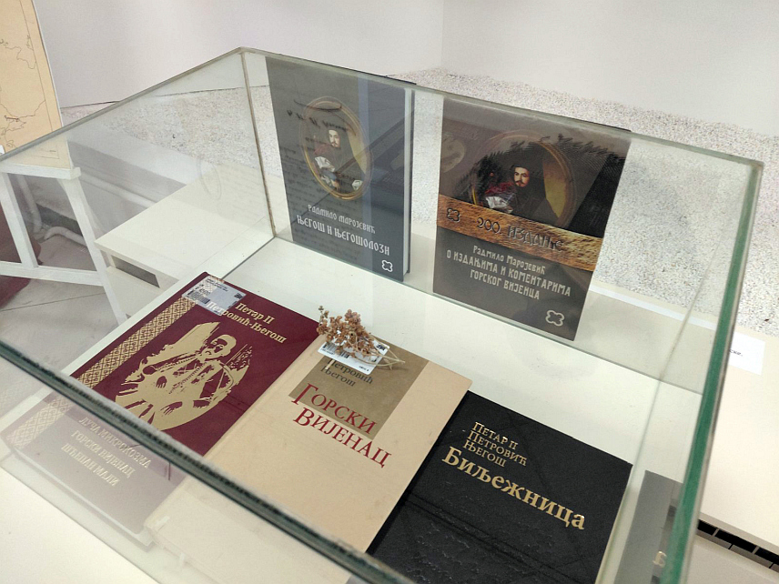 БАЊАЛУКА, 24. ЈУНА /СРНА/ - У Бањалуци је данас отворена изложба "Зрака сјајна огња бесмртнога" приређена поводом 180 година од објављивања Његошевог дјела "Луча микрокозма", чији су аутори Радмило Маројевић и Јелена Јањић.