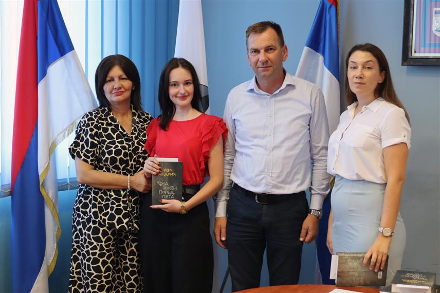 УГЉЕВИК, 25. ЈУНА /СРНА/ - Начелник Угљевика Драган Гајић уручио је на данашњем пријему новчане награде ђаку генерације, вуковцима и ученицима Средњошколског центра /ЦШЦ/ "Михаило Петровић Алас" који су постигли запажене резултате на републичким и регионалним такмичењима.
