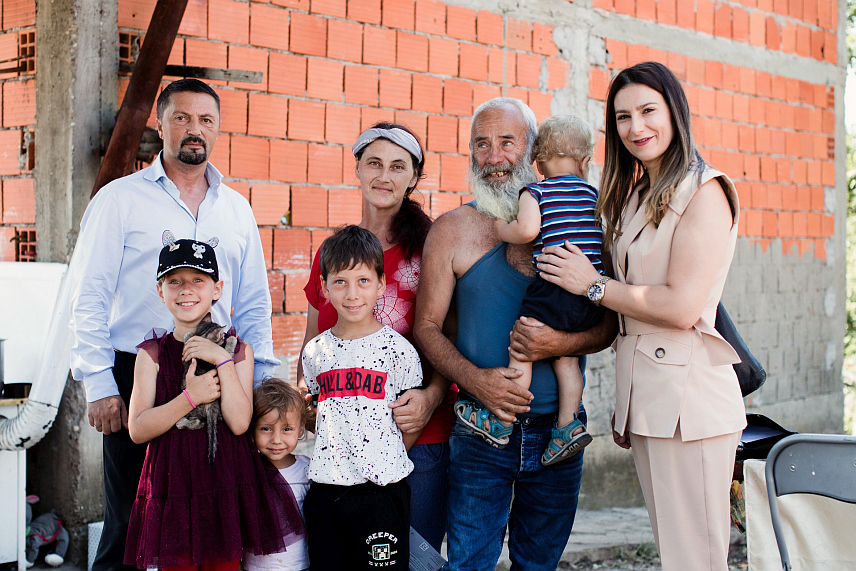 ЗВОРНИК, 25. ЈУНА /СРНА/ - Компанија Технички ремонт Братунац /ТРБ/ новчано је помогла седмочлану породицу Сарајлић из села Снагово код Зворника, која има петоро дјеце.