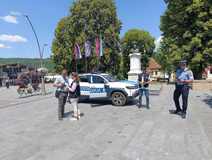 МРКОЊИЋ ГРАД, 25. ЈУНА /СРНА/ - Превентивне активности су реализоване поводом Међународног дана борбе против злоупотребе и незаконите трговине дрогом, а реализоване су на Тргу краља Петра Првог Карађорђевића у Мркоњић Граду гдје је грађанима дијељен промотивни материјал у оквиру реализације кампање под називом "Тишина говори. Да ли је чујеш?".