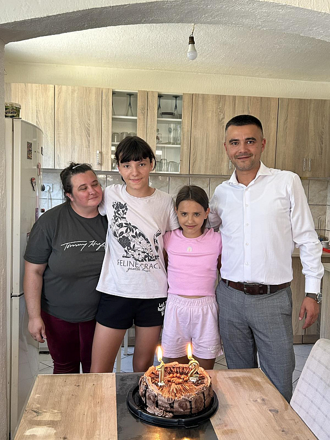 КОЗАРСКА ДУБИЦА, 25. ЈУНА /СРНА/ - Начелник општине Козарска Дубица Игор Савковић данас је посјетио дванаестогодишњу Јовану Јовановић са Косова и Метохије, која је код својих домаћина у Републици Српској прославила рођендан. Јована, која у Козарској Дубици борави у оквиру програма "Спојимо дјецу Косова и Метохије и Републике Српске".	
