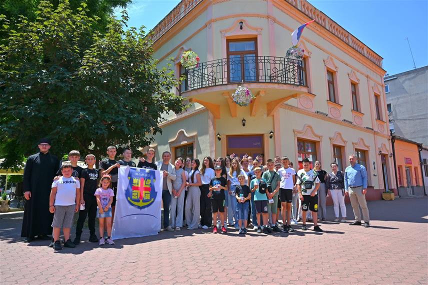 ШАМАЦ, 25. ЈУНА /СРНА/ - Општина Шмамац данас је организовала пријем за 20 ученика и њихових наставника из три основне школе из Липљана са Косова и Метохије који у Републици Српској бораве у оквиру пројекта "Спојимо дјецу дјецу Косова и Метохије и Републике Српске".