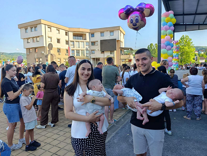 ШИПОВО, 25. ЈУНА /СРНА/- Дјевојчица Геoргина и њена два брата Страхиња и Дамјан Вујнић, прве тројке рођене у Шипову након доста времена, присуствовале су вечерас "Конференцији беба" која је одржана у овој локалној заједници, и која је окупила око 50 учесника.