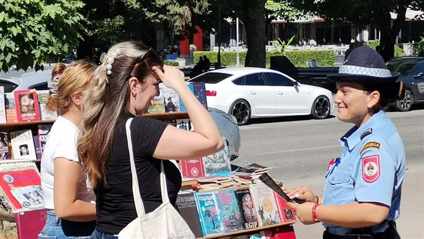 ДОБОЈ, 26. ЈУНА /СРНА/ - Поводом обиљежавања Међународног дана борбе против злоупотребе и незаконите трговине дрогом - 26. јуна, полицијски службеници данас грађанима Добоја дијеле летке под слоганом " Тишина говори. Да ли је чујеш?".