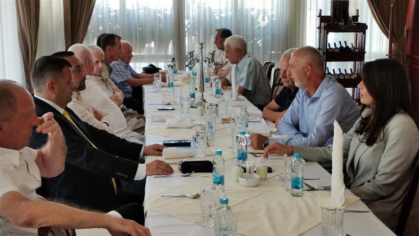 ДОБОЈ, 26. JУНA /СРНА/ - Градска управа Добој данас је организовала пријем за бивше носиоце највиших функција извршне и законодавне власти и добитнике високих признања поводом Дана града, 28. јуна, којима су уручене захвалнице и новчани поклони.