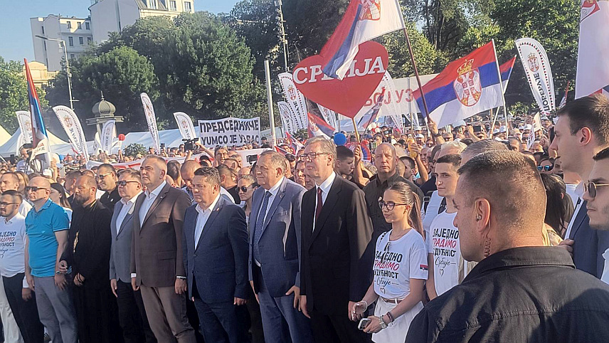 БЕОГРАД, 27. ЈУНА /СРНА/ - Велики скуп "Србија једна породица" у Београду којем присуствују и званичници из Републике Српске.