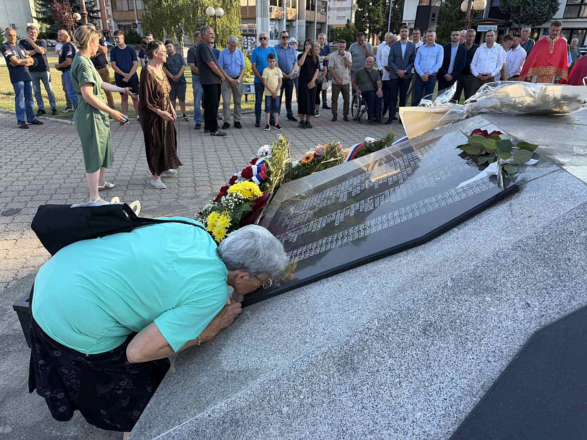 УГЉЕВИК, 27. ЈУНА /СРНА/ - У Угљевику је испред централног спомен-обиљежја погинулим борцима служен парастос свим српским војницима страдалим од Косовског боја и истакнуто да је Видовдан симбол храбрости и вјере и завјет чувања слободе и отаџбине.