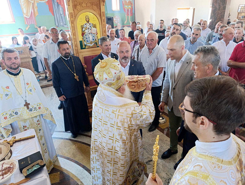 ВИШЕГРАД, 28. ЈУНА /СРНА/ - У Цркви Светог цара Лазара и косовских мученика у Андрићграду данас је прослављен Видовдан, храмова слава, а Свету архијерејску литургију служио је Његово високопреосвештенство митрополит дабробосански Хризостом.