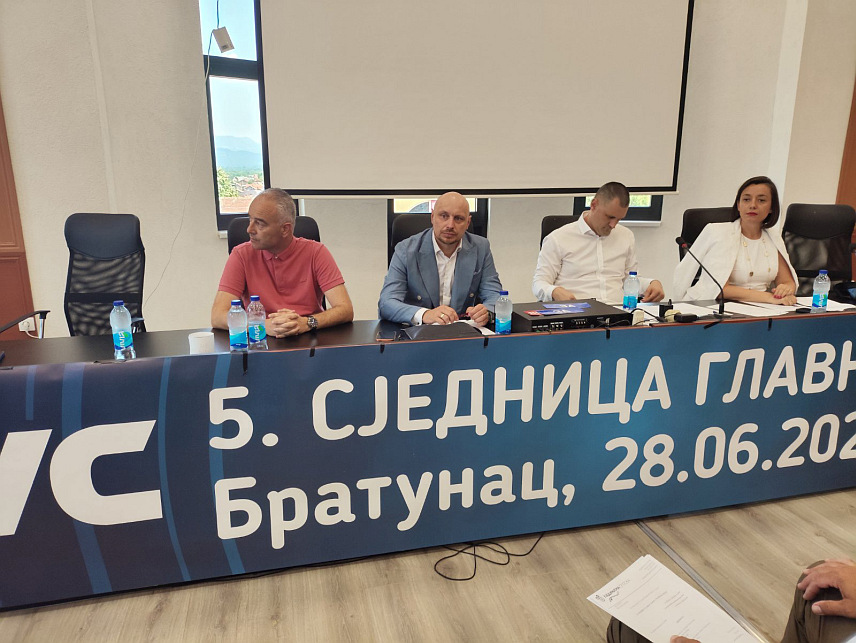 БРАТУНАЦ, 28. ЈУНА /СРНА/ - У Братунцу је данас одржана сједница Главног одбора Уједињене Српске на којој су усвојене кандидатске листе за Народну скупштину Републике Српске и Парламентарну скупштину БиХ на предстојећим изборима.