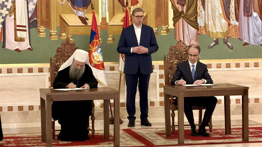 БЕОГРАД, 28. ЈУНА /СРНА/ - Предсједник Владе Србије Ђуро Мацут и Његова светост патријарх српски Порфирије јутрос су потписали уговор за обезбјеђивање средстава за завршне радове на Храму Светог Саве у Београду у присуству предсједника Србије Александар Вучић.