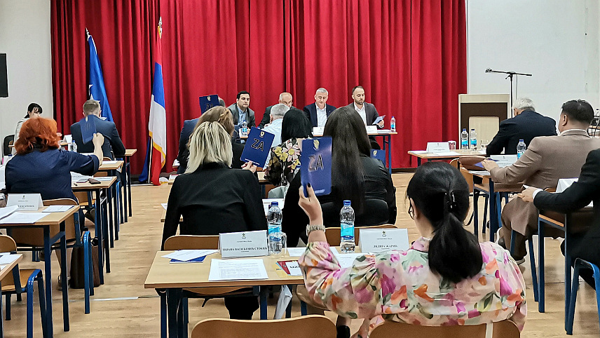 ДOБOJ, 2. JУНА /СРНА/ - Скупштина града Добоја одлучила је данас да предсједнику Владе Републике Српске Сави Минићу и Гимназији "Јован Дучић" буде додијељене плакете, поводом Дана града, 28. јуна.