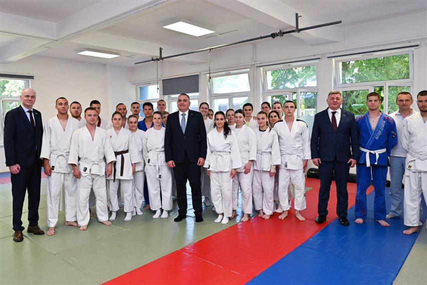 БАЊАЛУКА, 2. ЈУНА /СРНА/ - Премијер Републике Српске Саво Минић истакао је да Влада Српске наставља да улаже у боље услове за студирање и развој академске заједнице, те напоменуо да је у његовом мандату у инфраструктурне пројекте Универзитета у Бањалуци уложено више од 18 милиона КМ.