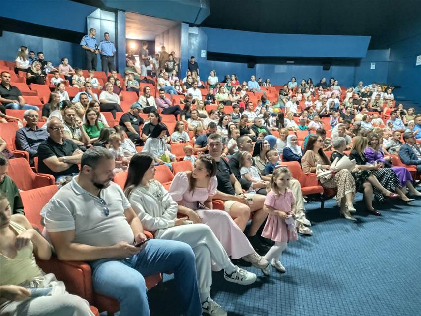 СРЕБРЕНИЦА, 2. ЈУНА /СРНА/ - Ученици Основне школе "Коста Тодоровић" из Скелана учествовали су данас, у оквиру манифестације "Дани Сребренице", интерактивној радионици лијепог језика и разиграних ријечи, те промоције књиге "У царевини стилских фигура" пјесника Власте Ценића из Кочана код Ниша.