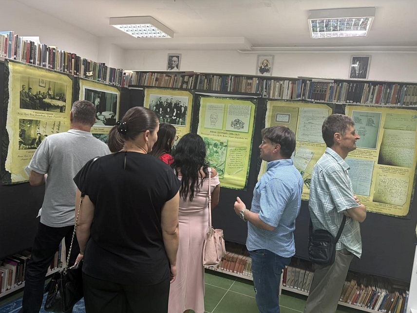 ИСТОЧНИ СТАРИ ГРАД, 30. ЈУНА /СРНА/ - У Народној библиотеци Источни Стари Град данас је свечано отворена изложба "Крива Дрина од сумрака до зоре - Марко Марковић од заборава до сјећања", посвећена животу, дјелу и културном насљеђу једног од најзначајнијих српских књижевника из БиХ.
