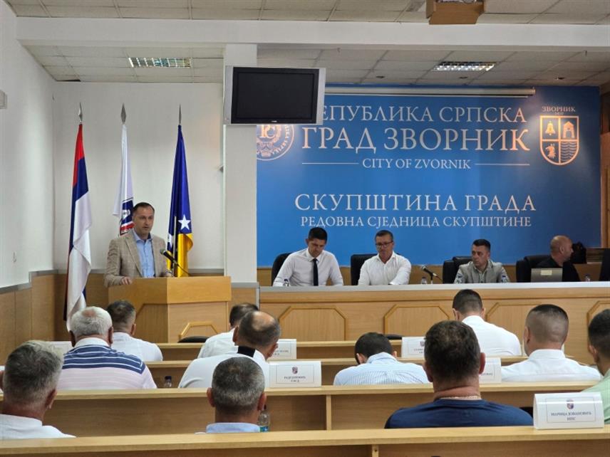 ЗВОРНИК, 30. ЈУНА /СРНА/ - Скупштина града Зворника усвојила је данас извјештај о извршењу буџета за прошлу годину, као и извјештај о извршењу буџета за први квартал ове године у износу од 13,5 милиона КМ