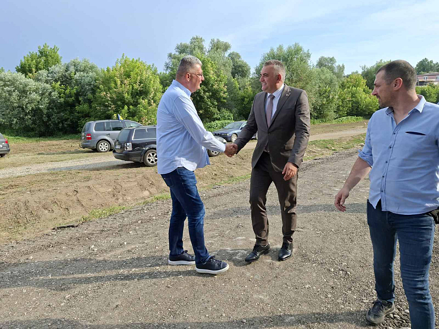 ШАМАЦ, 30. ЈУНА /СРНА/ - Предсједник Владе Републике Српске Саво Минић стигао је у Шамац, гдје ће присуствовати почетку уређења обале Саве на потезу Кеј-Лука.