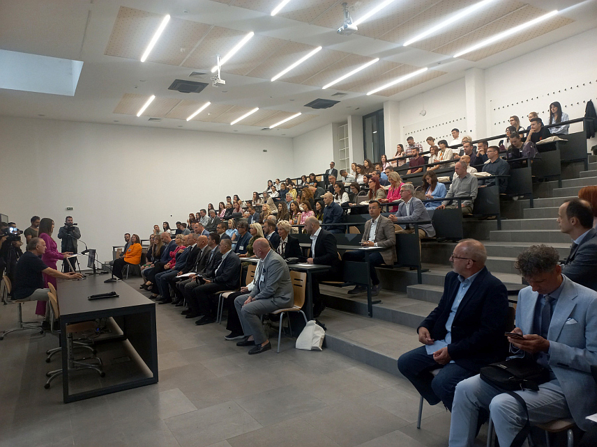 БАЊАЛУКА, 4. ЈУНА /СРНА/ - Међународна конференција "Савремена теорија и пракса у градитељству – СТЕПГРАД", која је отворена данас на Архитектонско-грађевинско-геодетском факултету Универзитета у Бањалуци, окупила је више од 160 излагача из региона.