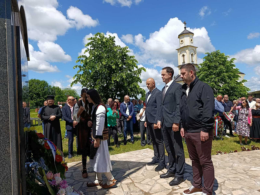 РИБНИК, 4. ЈУНА /СРНА/ - У Доњем Раткову код Рибника данас је обиљежен Дан 17. лаке пјешадијске бригаде и осталих ратних јединица са подручја бивше општине Кључ - Рибник, чијих је 313 припадника погинуло и нестало, а више од 800 рањено током Одбрамбено-отаџбинског рата.