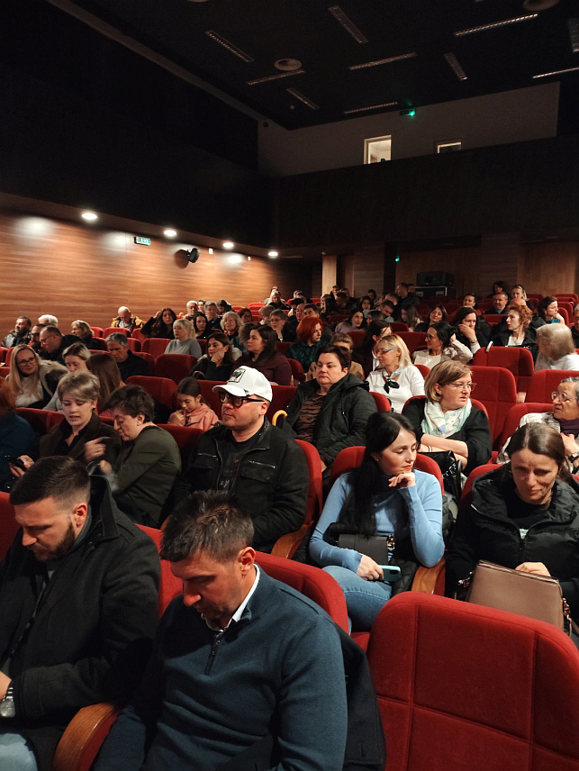БРАТУНАЦ, 4. ЈУНА /СРНА/ - У оквиру ревије документарног филма, у братуначком Дому културе вечерас је приказан филм "Српски православни обичаји на Бадњи дан и Божић у Херцеговини" аутора Небојше Колака.