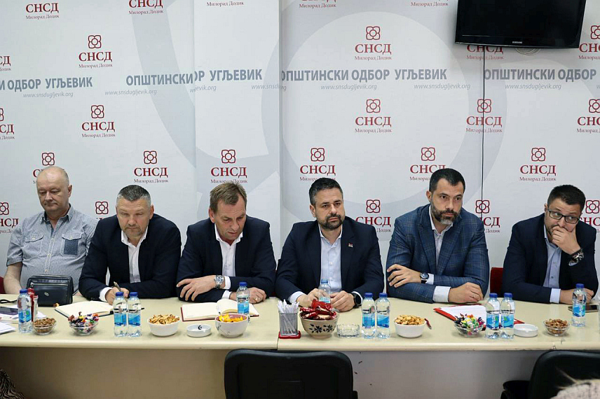 УГЉЕВИК, 4. ЈУНА /СРНА/ - Организациони и генерални секретар СНСД-а Игор Додик и Срђан Амиџић одржали су радни састанак са руководством страначког одбора у Угљевику на којем је оцијењено да су у предходном периоду постигнути значајни резултати који представљају добру основу за наставак успјешног рада.