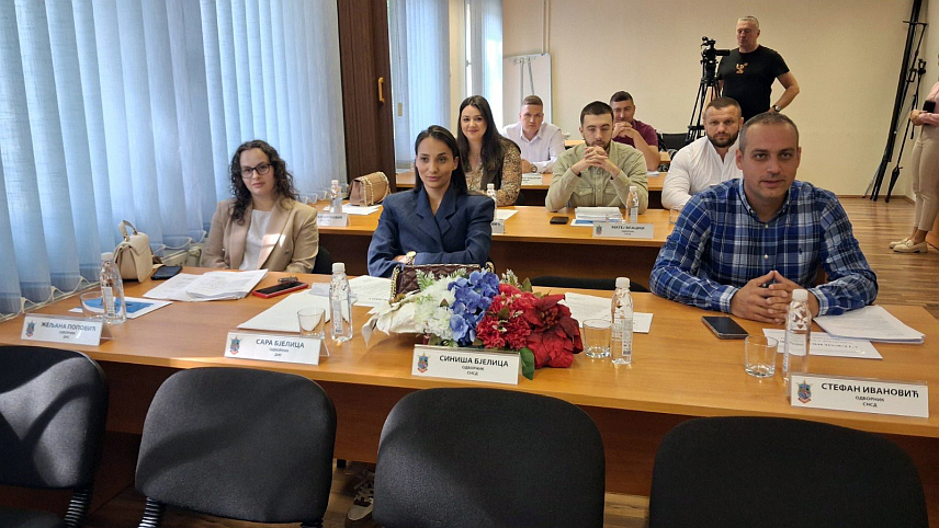 ТРНОВО, 5. ЈУНА /СРНА/ - Начелник општине Трново Мирослав Бјелица на данашњој сједници информисао је Скупштину да је Влада Републике Српске за општину одобрила 1.213.000 КМ, од чега ће 813.000 КМ бити уложено у наставак водоводних радова од изворишта Љуштра до резервоара на Просини, а преосталих 400.000 КМ за куповину простора за потребе Општинске управе на Јахорини.