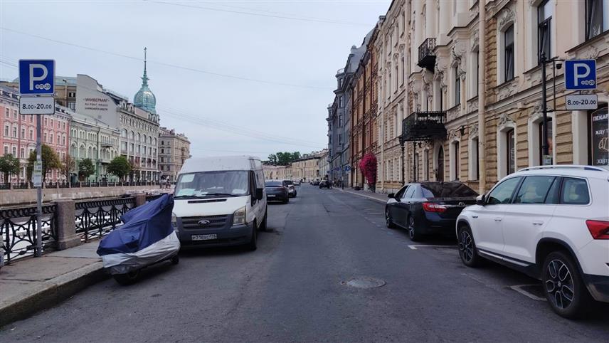 САНКТ ПЕТЕРБУРГ, 6. ЈУНА /СРНА/ - Због напада на Санкт Петербург, гувернер Александар Беглов издао упозорење за све грађане да не напуштају домове. Улице Санкт Петербурга јутрос су пусте, а и сигнал интернета и мобилне телефоније је прекинут.