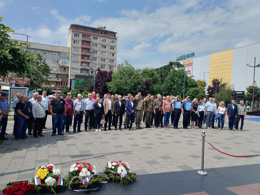 БИЈЕЉИНА, 6. ЈУНА /СРНА/ - Одавањем почасти за 150 погинулих бораца Друге семберске лаке пјешадијске бригаде у Бијељини је данас обиљежено 34 године од оснивања ове јединице Војске Републике Српске познате као народна бригада, чијих је 4.200 бораца учествовало у одбрани српског народа.